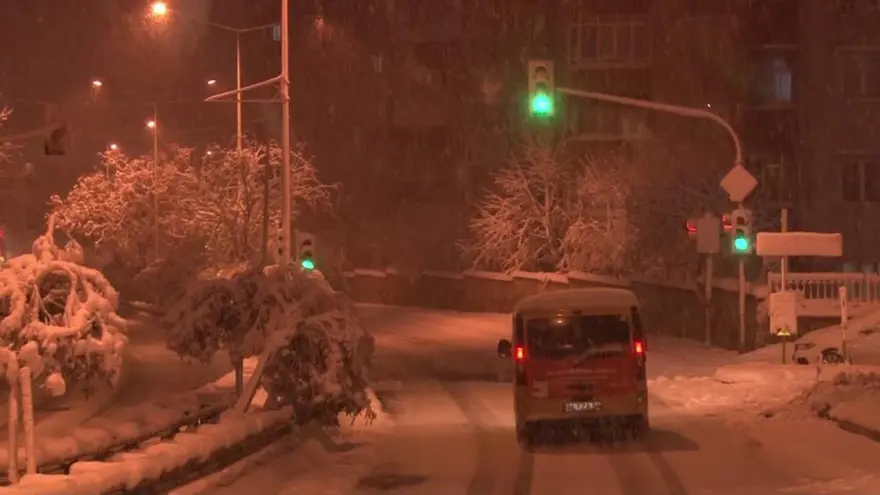 İstanbul'da kar yağışı devam ediyor (AKOM ilçe ilçe kar kalınlıklarını paylaştı) 26