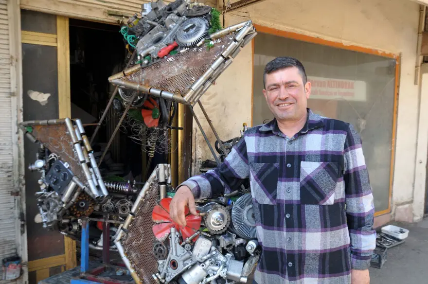 Oto yedek parçalarıyla yapay çimi birleştirdi: Tasarladığı heykele "döngü" adını verdi 4