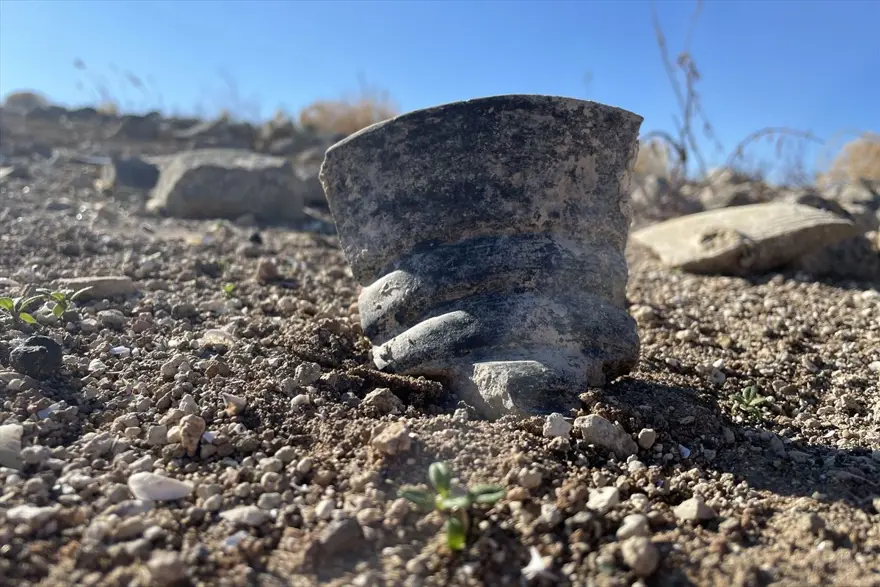 Keban Baraj Gölü'nde suyun çekilmesiyle tarihi höyükler de gün yüzüne çıktı 9