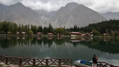 Himalaya Dağları'nın eteklerindeki saklı cennet: Şangrila Gölü