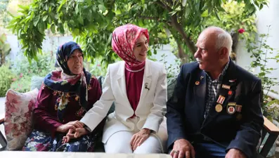 Bakan Göktaş'tan 48 yıllık evli çifte ziyaret