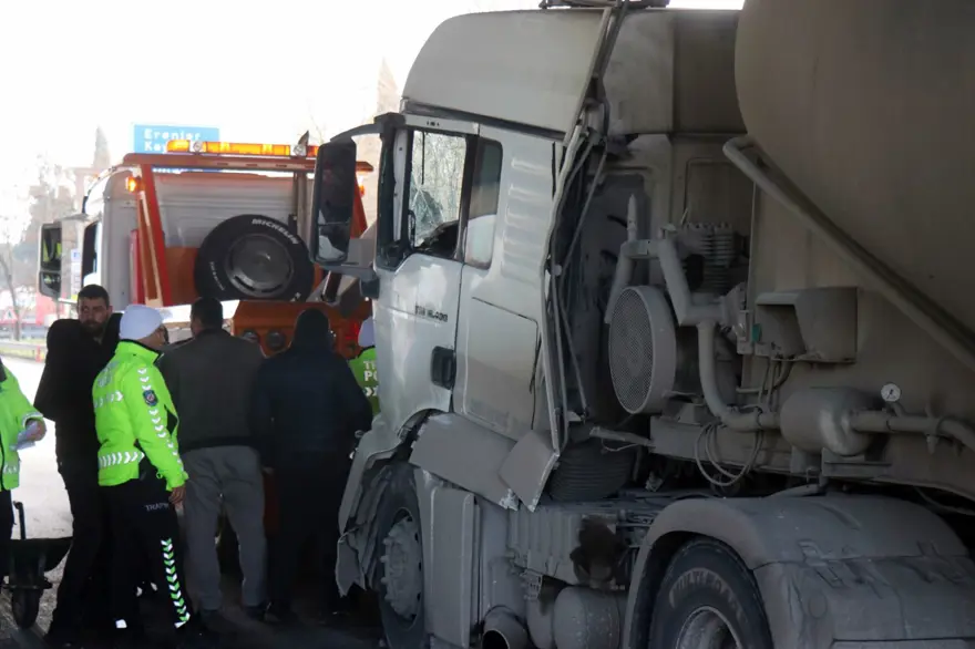 D-100'de TIR'lar çarpıştı 4