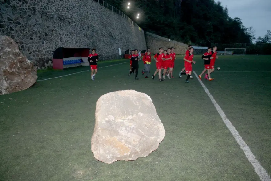 Trabzon’da amatör maç öncesi sahaya kaya düştü 