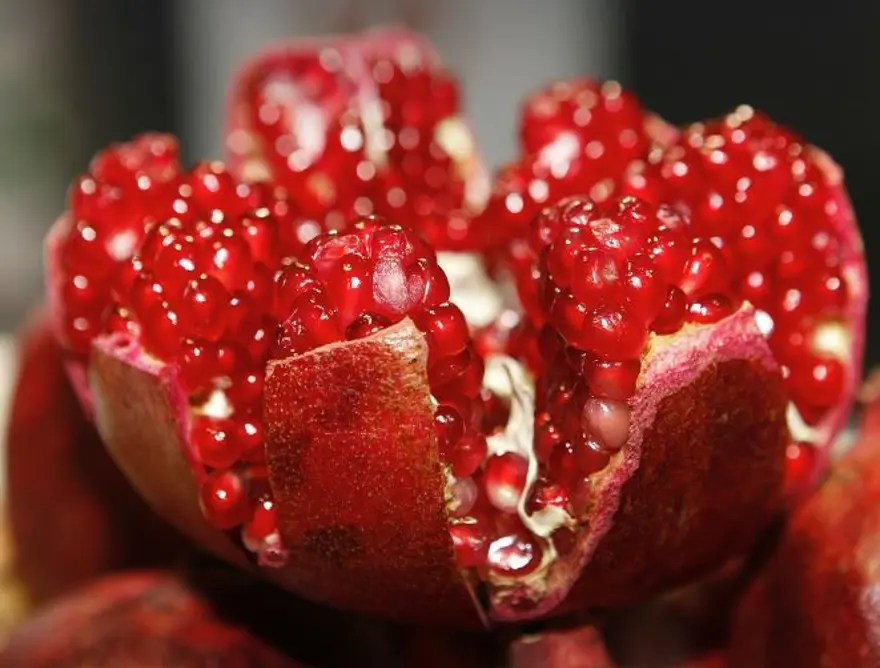 Nar kırma ritüeli nedir, nasıl yapılır? Bereketine inanılan nar kırma geleneğinin ayrıntıları | NTV Haber