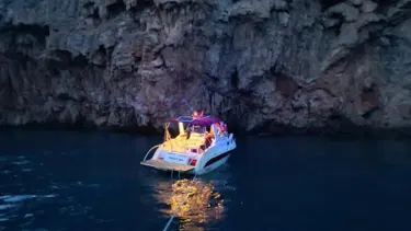 Antalya'da arızalanan tekne falezlere sürüklendi