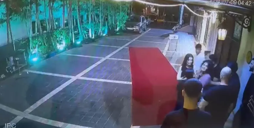 Kısmetse Olur yarışmacısı Eslem Sena Nur yaşadığı saldırıyı anlattı! "2 kız beni yatırıp patakladı, kafama çakı soktular" 12 Kısmetse Olur yarışmacısı Eslem Sena Nur yaşadığı saldırıyı anlattı! "2 kız beni yatırıp patakladı, kafama çakı soktular" 12