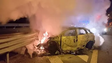 Otomobil bariyere çarpıp alev aldı