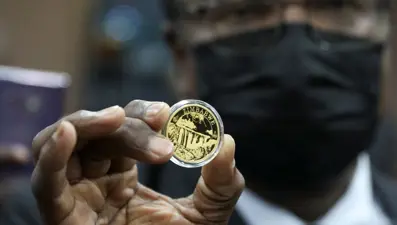 Zimbabve, dolarla mücadele için 'altın para' bastı