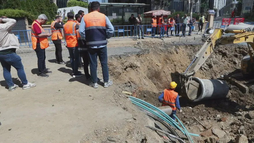 Sarıyer'de çöken yolda onarım çalışmaları sürüyor 4