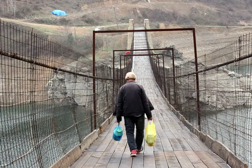 Bir kişinin düşerek hayatını kaybettiği köprüyü yöre halkı tadilat yaparak kullanmaya devam ediyor 6
