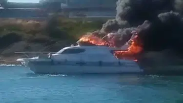 Çeşme'de marinada bağlı motoryat alev alev yandı