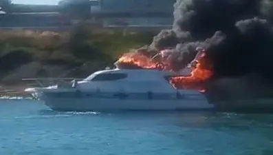 Çeşme'de marinada bağlı motoryat alev alev yandı