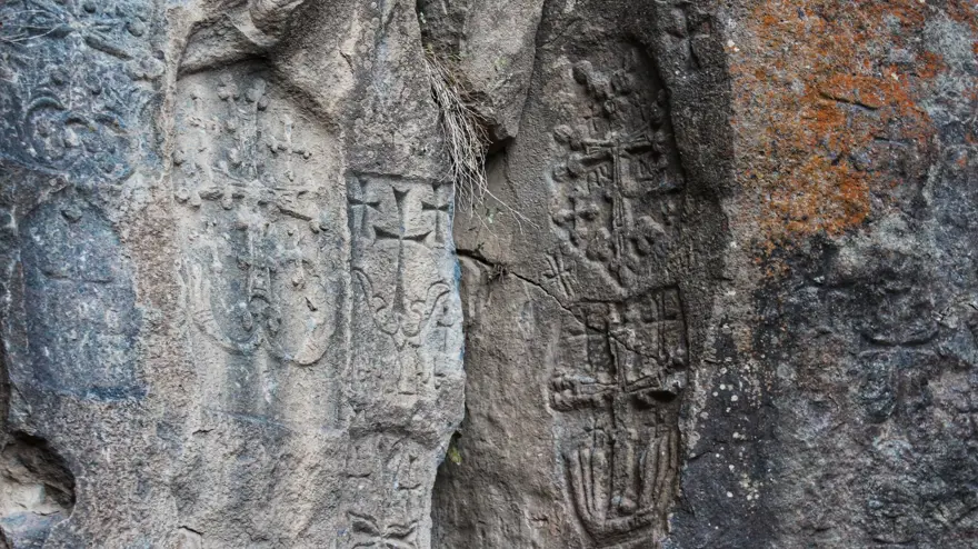 Van'ın Muradiye ilçesinde define avcıları tarihi kiliseyi tahrip etti 6