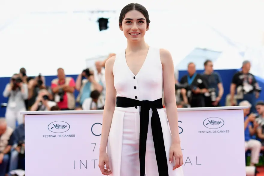 Hazar Ergüçlü yapımcı oluyor 2 Hazar Ergüçlü yapımcı oluyor 2