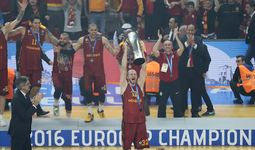 Galatasaray Odeabank, şampiyonluk kupasını kaldırdı 9
