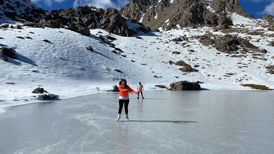 Hakkari'de donan gölde buz pateni 3