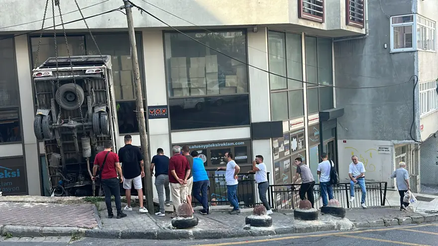 Kağıthane'de korku dolu anlar: Pedalı takılan kamyonet bina boşluğuna düştü 7 Kağıthane'de korku dolu anlar: Pedalı takılan kamyonet bina boşluğuna düştü 7