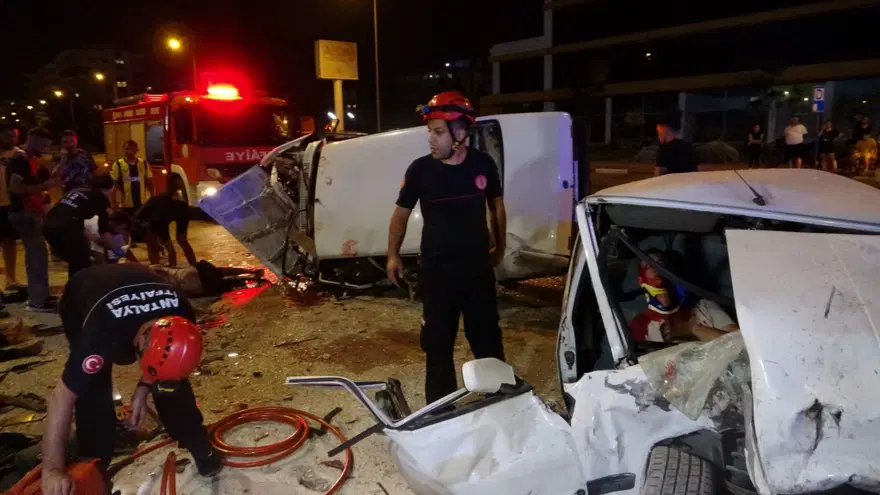 Antalya'da otomobiller kafa kafaya çarpıştı: Ortalık savaş alanına döndü Antalya'da otomobiller kafa kafaya çarpıştı: Ortalık savaş alanına döndü
