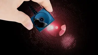 Tehlikenin gizli adı kamera: Kaydedip parayla satıyorlar