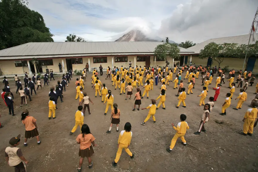 Sinabung binlerce kişiyi evinden etti 11