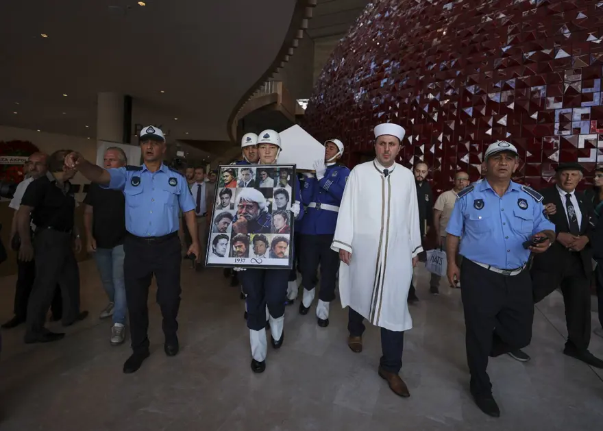 Cüneyt Arkın'ı binlerce kişi gözyaşlarıyla uğurladı 50 Cüneyt Arkın'ı binlerce kişi gözyaşlarıyla uğurladı 50