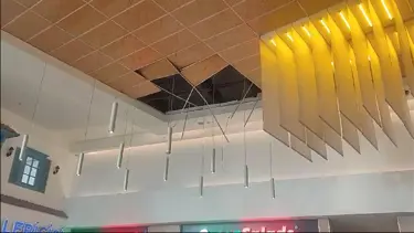 AVM'de yemek yiyen vatandaşın üstüne asma tavan parçası düştü