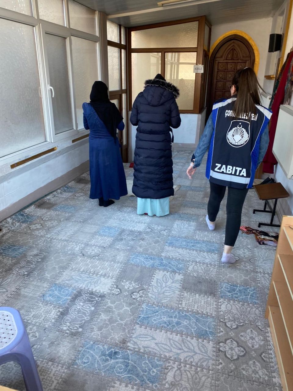 Yakalanmamak için camiye girip namaza durdular