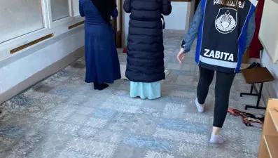 Yakalanmamak için camiye girip namaza durdular