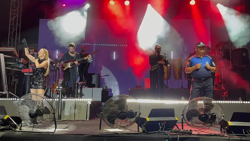 Derya Uluğ'un sahnesinde zabıtadan dans şovu 2