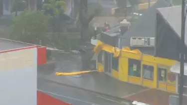 Avustralya'da kasırga 35 bin evi elektriksiz bıraktı