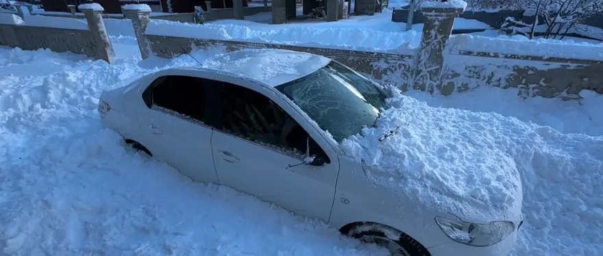 Bayburt'ta çatıdan düşen kar, hasara yol açtı 8
