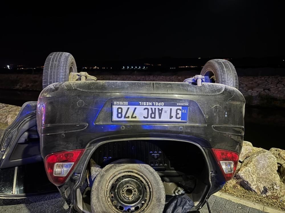 Edremit'te kontrolden çıkan araç takla attı: Üç yaralı