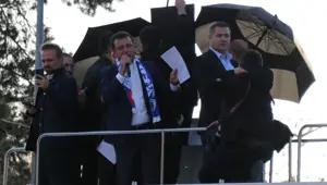 Ekrem İmamoğlu'na Erzurum mitinginde taşlı saldırı | Siyasilerden art arda tepkiler