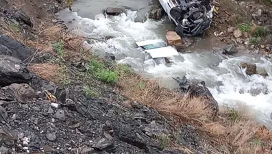 Hakkari'de işçileri taşıyan minibüs devrildi: 2 can kaybı, 3 yaralı