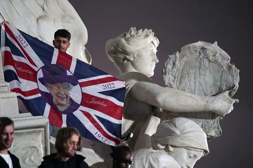 İngiltere'de yas: Halk Buckingham Sarayı'na akın etti 10