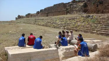 Muğla'da gönüllü gençler antik kentte kitap okudu, tiyatro sergiledi