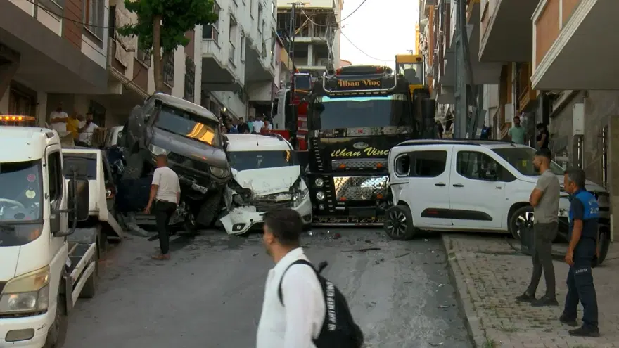 İstanbul'da kayan vinç 23 aracı biçti: Ortalık savaş alanına döndü 5
