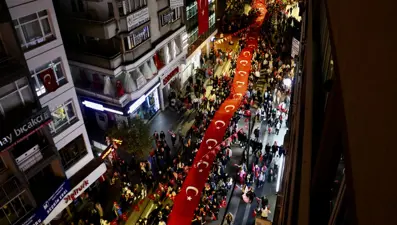 1919 metrelik Türk bayrağıyla fener alayı