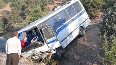 Manisa'da tarım işçilerini taşıyan midibüs şarampole devrildi: 17 yaralı
