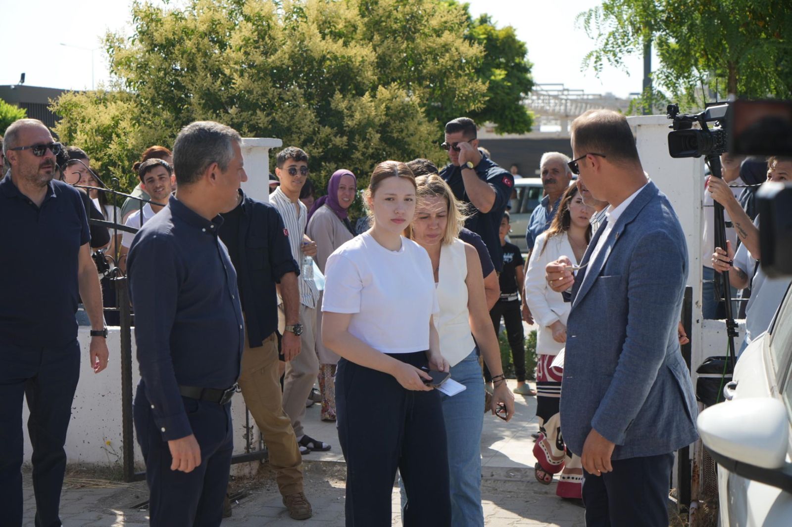Özgür Özel yine Nehir Zeyrek'i yalnız bırakmadı