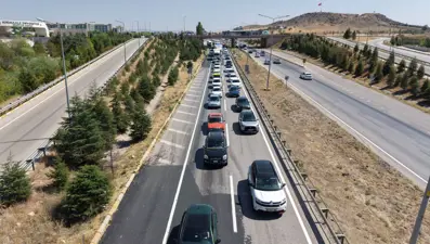 43 ilin geçiş güzergahında trafik durma noktasına geldi: Kilometrelerce araç kuyruğu oluştu