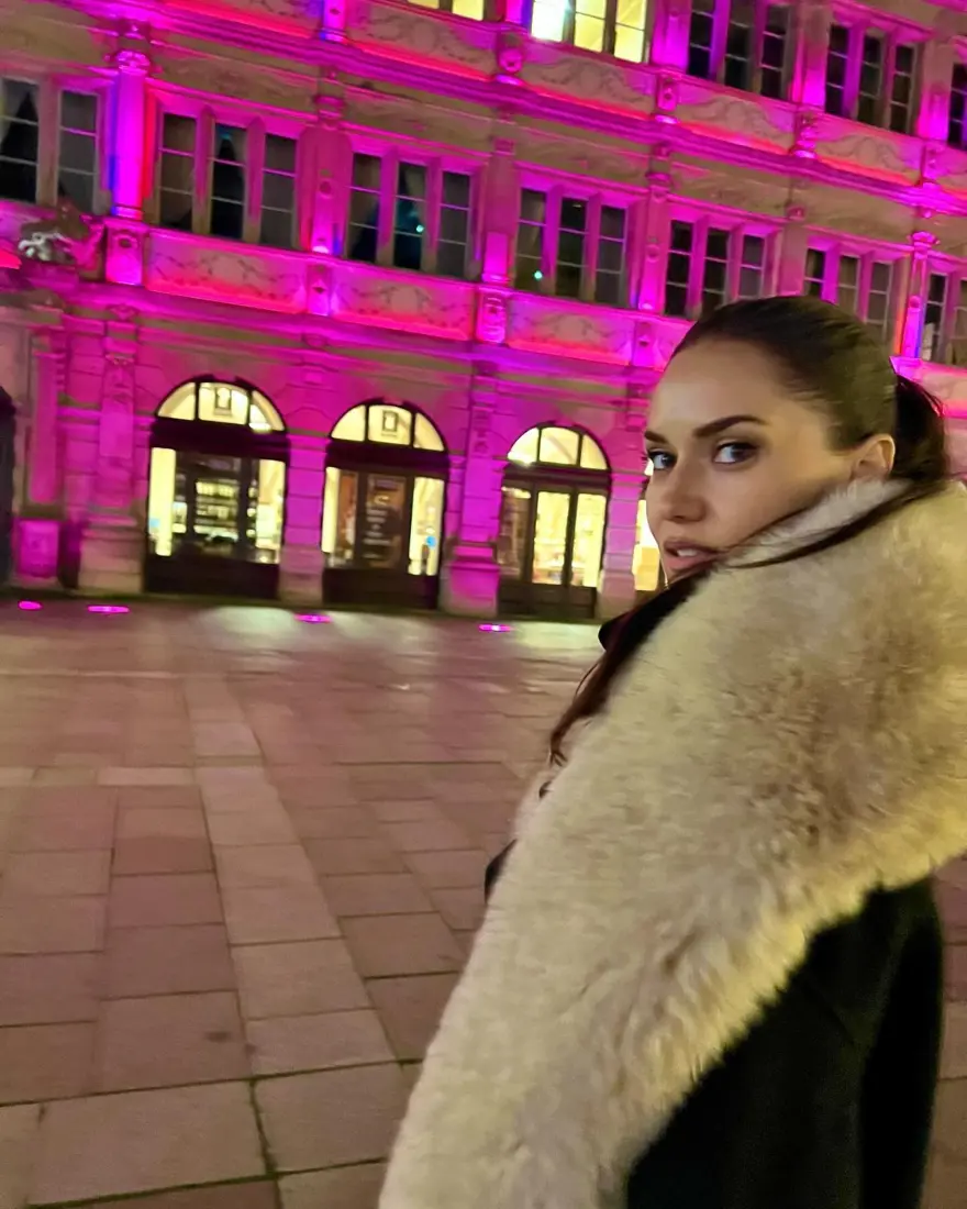 Fahriye Evcen'in Strazburg pozları gündem oldu 1