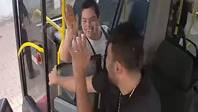 Otobüs şoförü, yanlış araca binen anne ile Down sendromlu kızını evine bıraktı