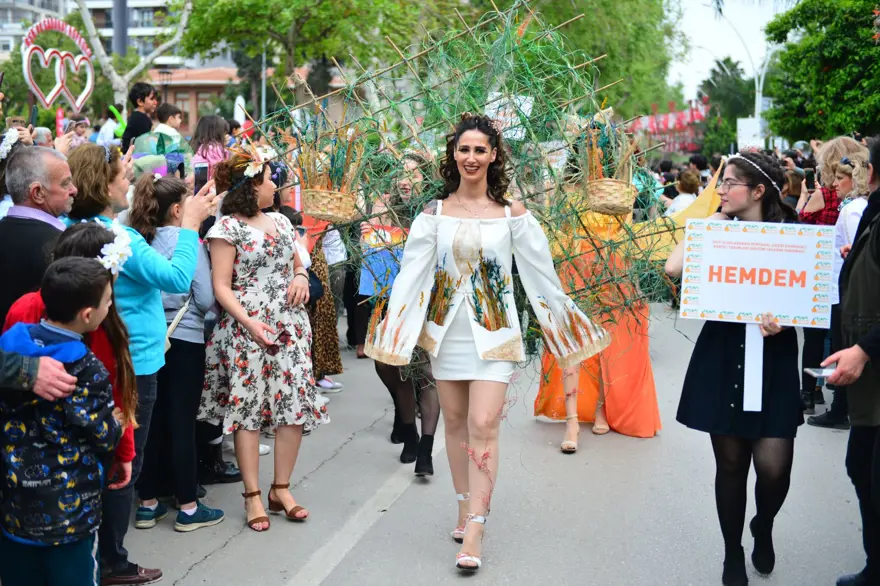 Adana'da renkli Portakal Çiçeği Karnavalı korteji 12 Adana'da renkli Portakal Çiçeği Karnavalı korteji 12