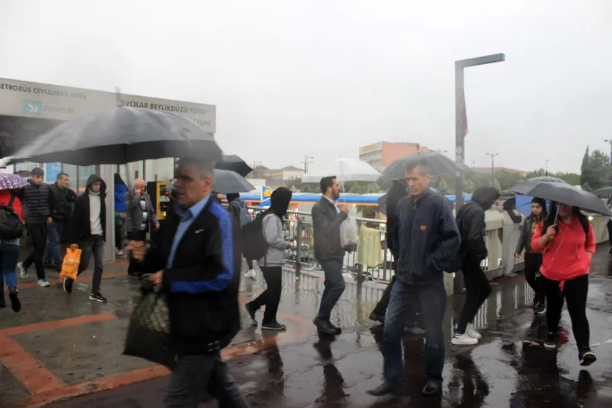 Hava durumu: İstanbul güne yağmurla başladı 9