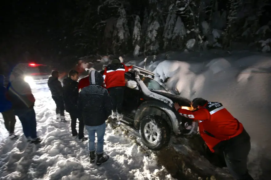 Düzce'de yaylada araçları kara saplanarak kalan 4 kişiye güçlükle ulaşıldı 3 Düzce'de yaylada araçları kara saplanarak kalan 4 kişiye güçlükle ulaşıldı 3