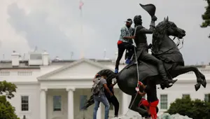 Beyaz Saray önündeki Andrew Jackson heykelini yıkmak isteyen göstericilere sert müdahale