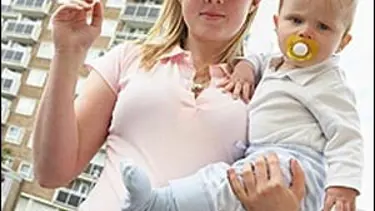 Onlar sigara içiyor, dumanını çocuk çekiyor