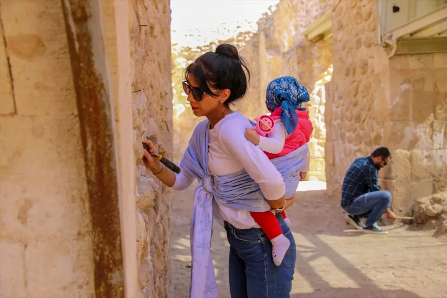 Arkeolog çiftin bebeği Sarya Hasankeyf kazı ekibinin neşe kaynağı oldu 7 Arkeolog çiftin bebeği Sarya Hasankeyf kazı ekibinin neşe kaynağı oldu 7