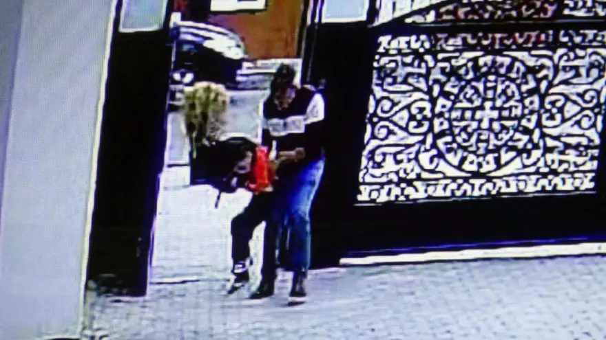 ÇOCUĞU SİTENİN BAHÇESİNE BIRAKTI 1